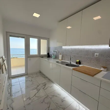 Bellevue Apartment *